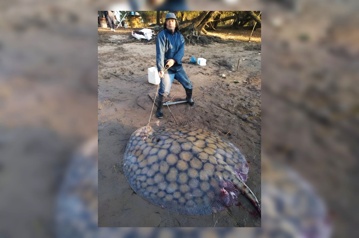Cacharpa posa con la raya, apenas la sacó del agua.