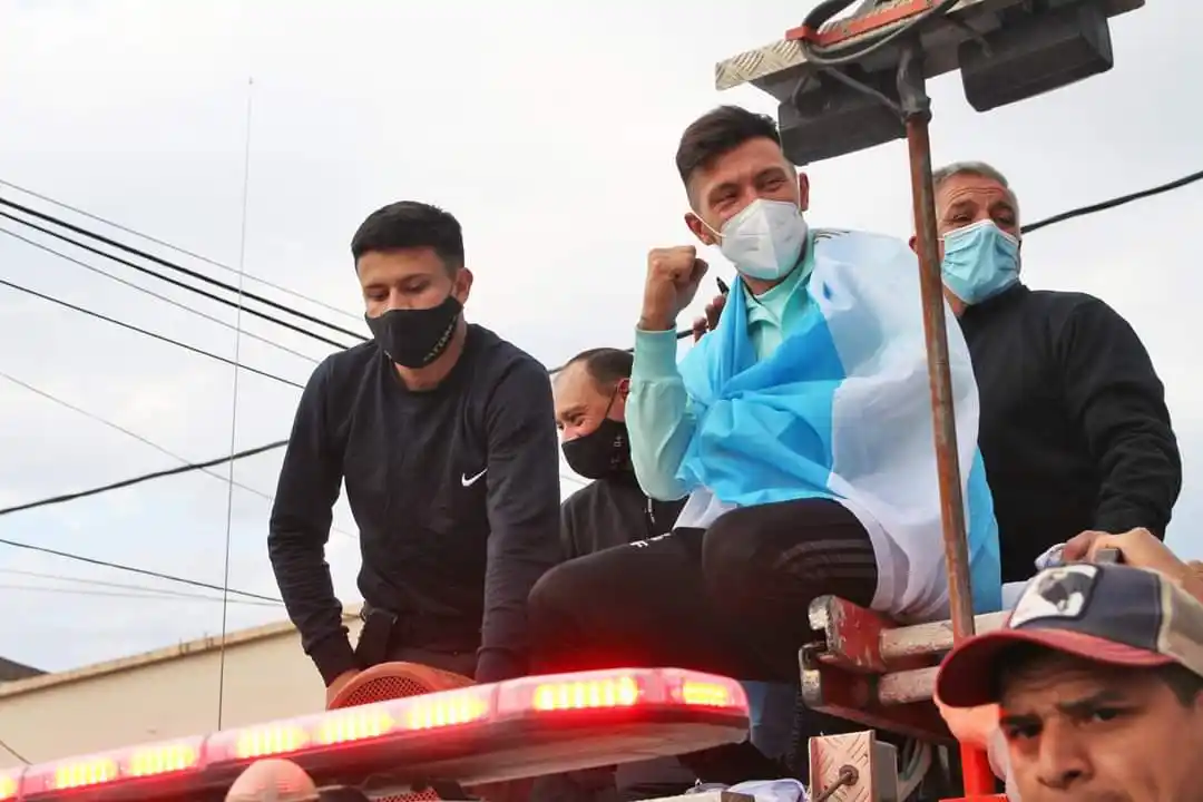 Campeón en casa: Lisandro Martínez llegó a Gualeguay y lo recibió una miltitud