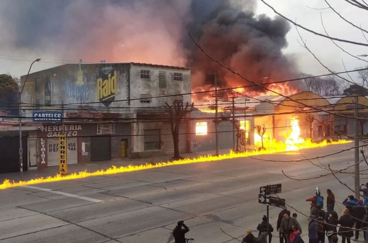 Feroz incendio en avenida Juan B. Justo