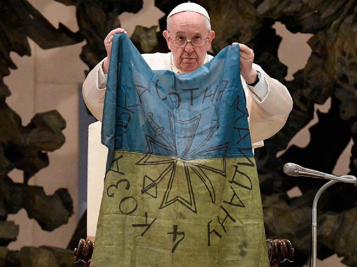 El papa Francisco besó una bandera de Ucrania y condenó la masacre de Bucha