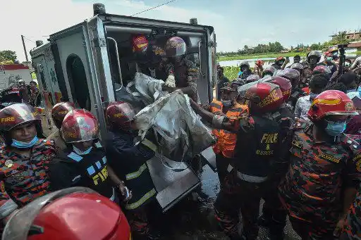 IMPRESIONANTE Voraz incendio acaba con la vida de al menos 50 personas en Bangladés