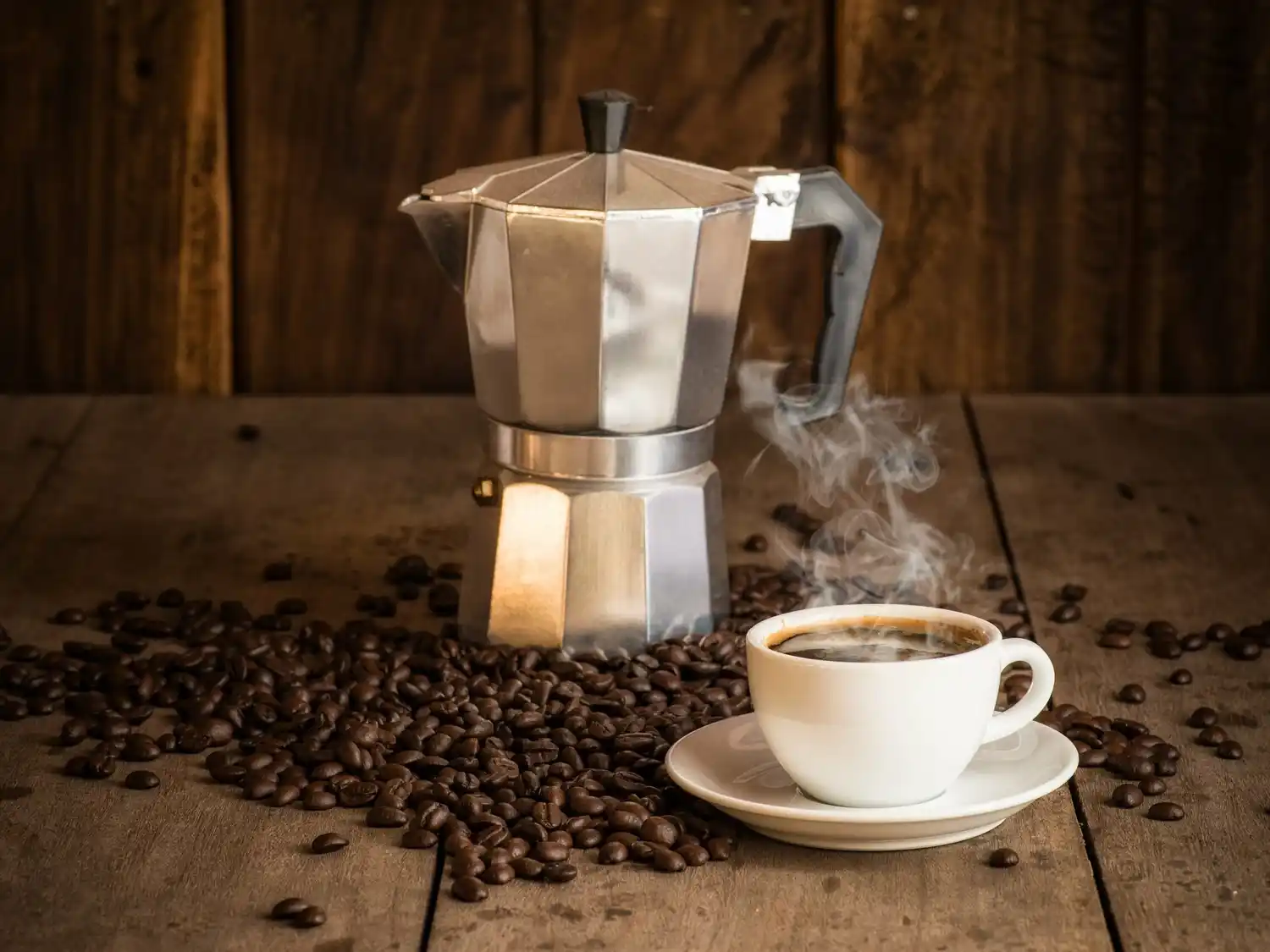 Baristas y especialistas en café advierten que un hábito muy extendido en la preparación con cafetera italiana puede afectar de forma directa el resultado en taza.