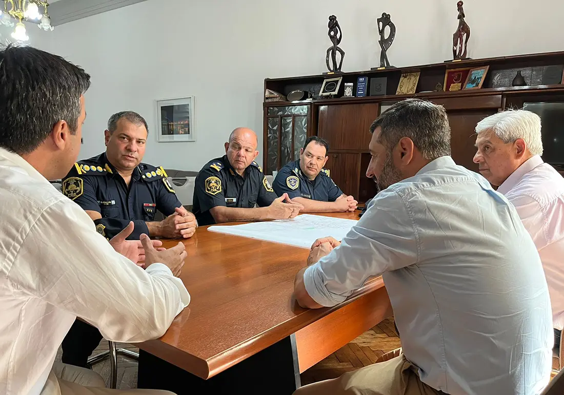 Reunión con el intendente. El comisario general José Miguel Ojeda junto al jefe Martín Urrestarazu y funcionarios