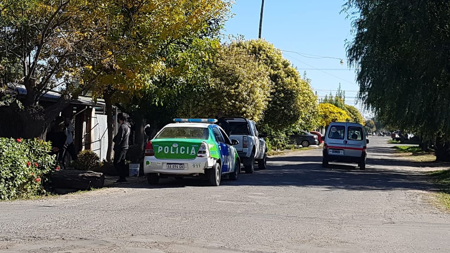 Allanamiento frente a la escuela de Banfield: exhibieron un arma y dijeron que tienen COVID-19