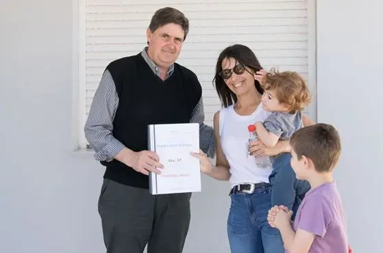 Se entregaron tres viviendas del barrio Luz y Fuerza