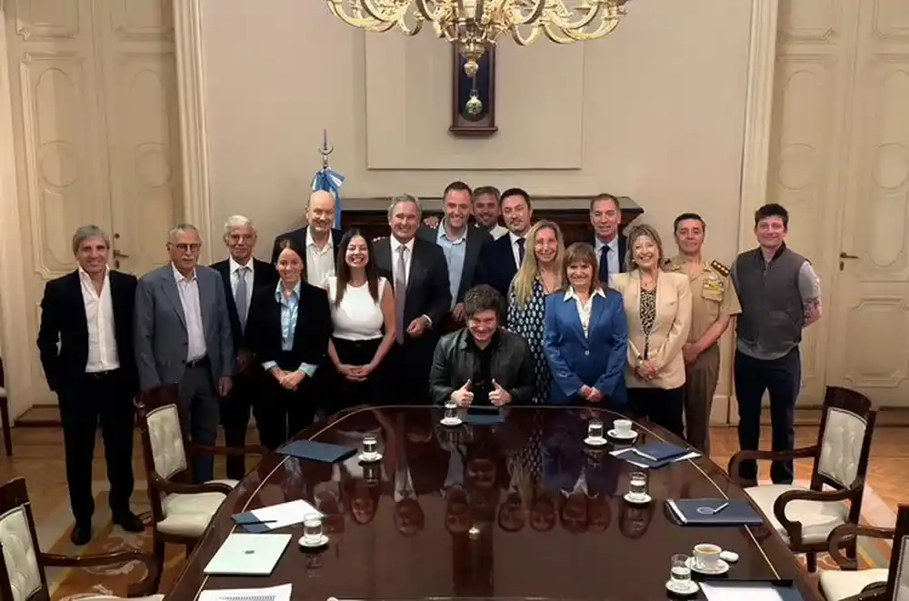 La primera reunión de gabinete con Adorni como jefe, con la presidente de Javier Milei.