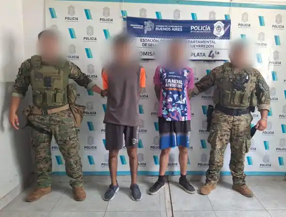 Se cruzó con los hombres que le robaron la bicicleta y los peatones la ayudaron a capturarlos