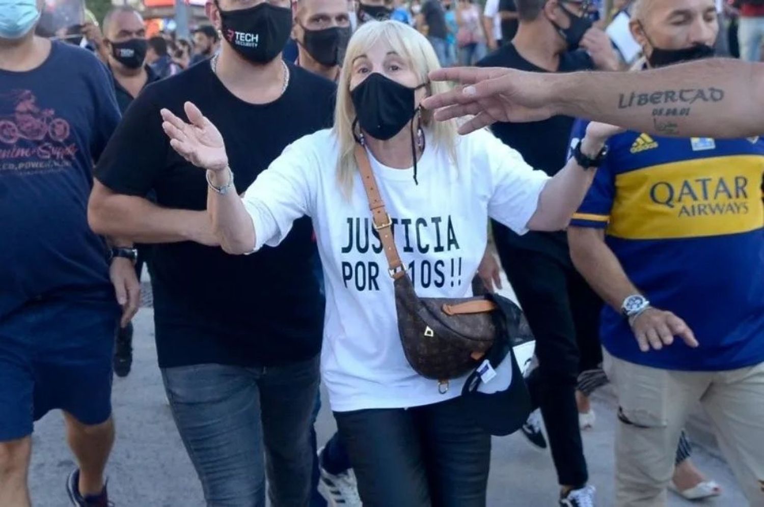 #10M: Claudia Villafañe y sus hijas con remeras que decían “Justicia por Dios”