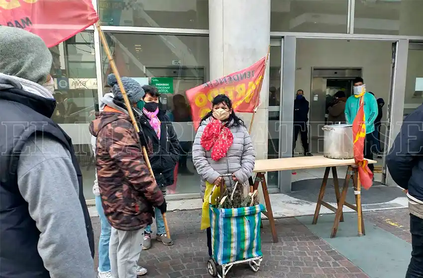 Olla popular y piquete en pleno microcentro de Mar del Plata