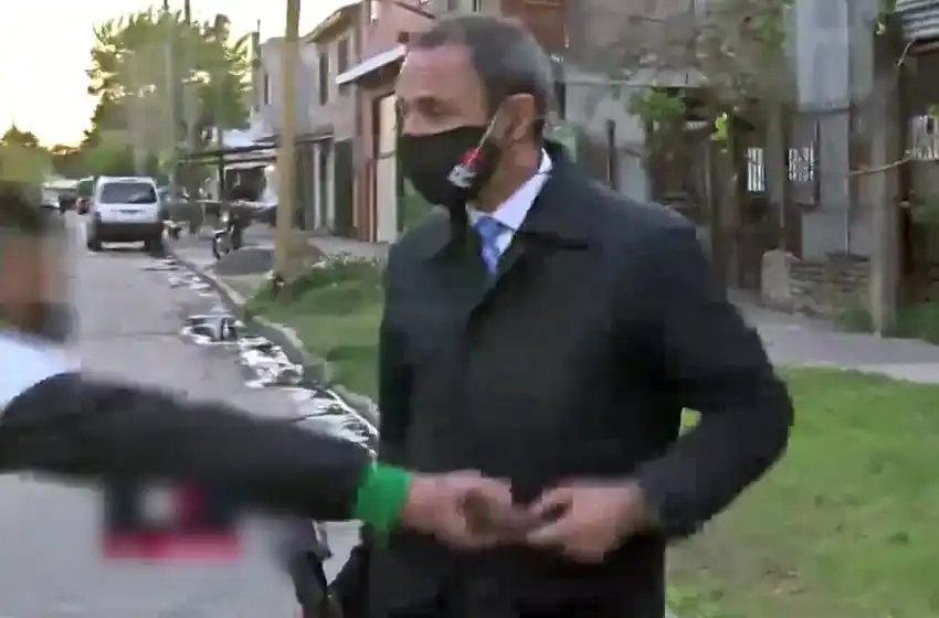 Video: así le robaron el celular a un periodista mientras estaba por salir al aire