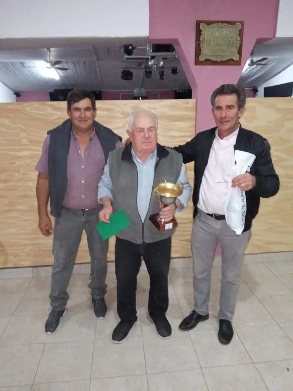El experimentado bochófilo Roberto Paz se coronó campeón del torneo 51º Aniversario del Club Martín Pescador".