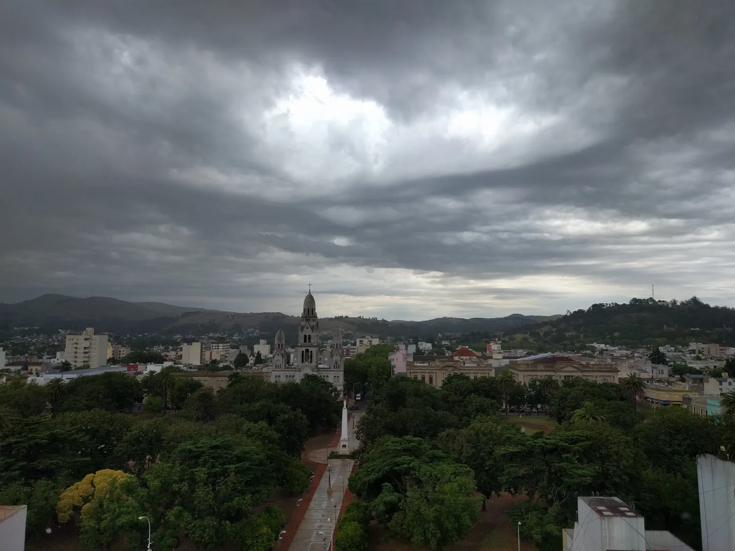 Tandil se tiñe de naranja: rige una alerta por fuertes tormentas