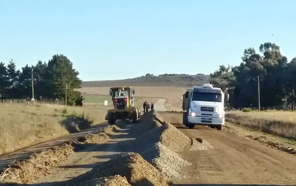 Autorizaron una redeterminación de casi 29 millones de pesos para obras de entoscado en caminos rurales