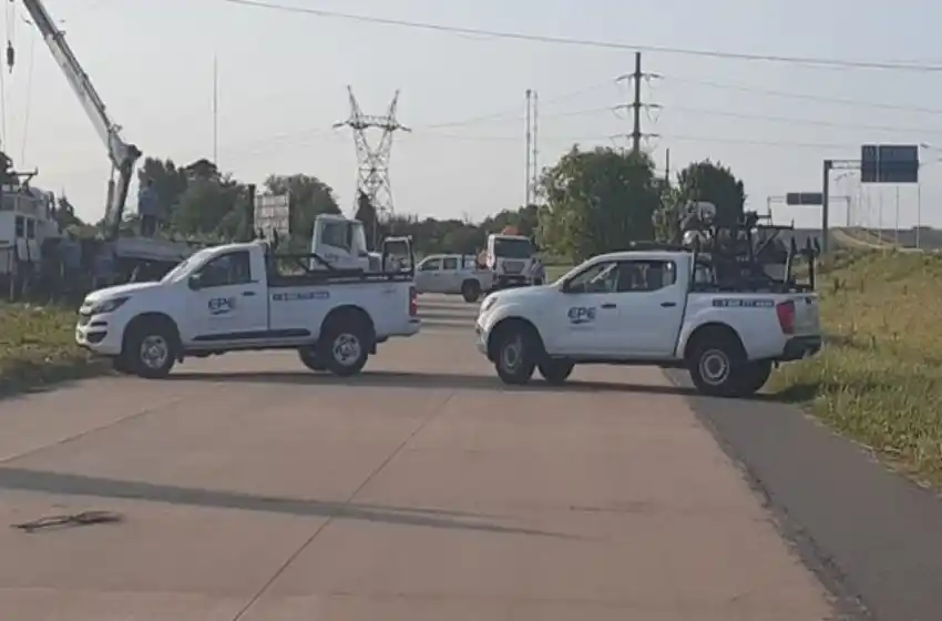 Caos vehicular: Circunvalación estuvo cortada en ambas manos por la caída de un cable