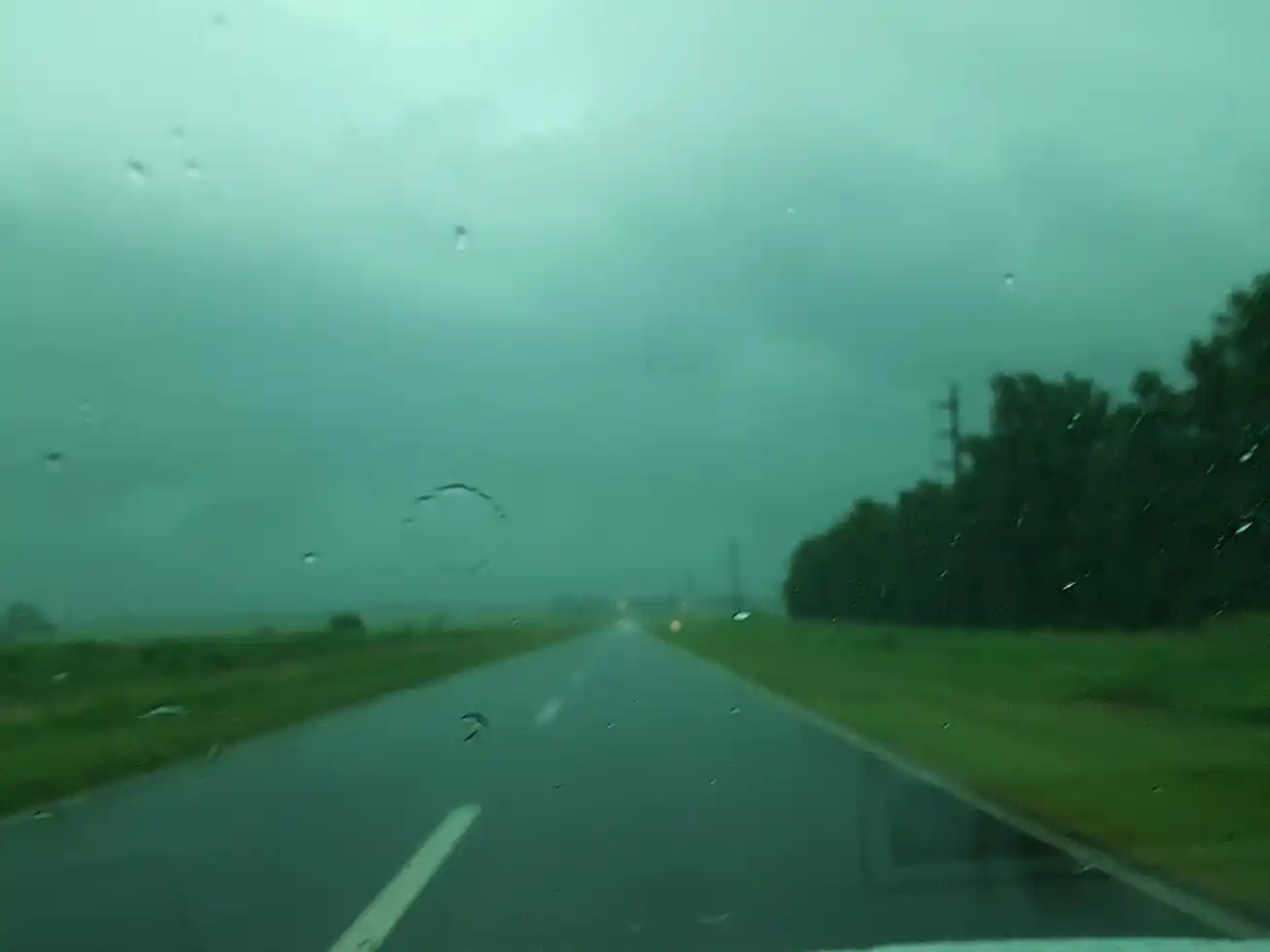 Poco después de las 8 de la mañana un fuerte temporal de lluvia y viento afectó la región