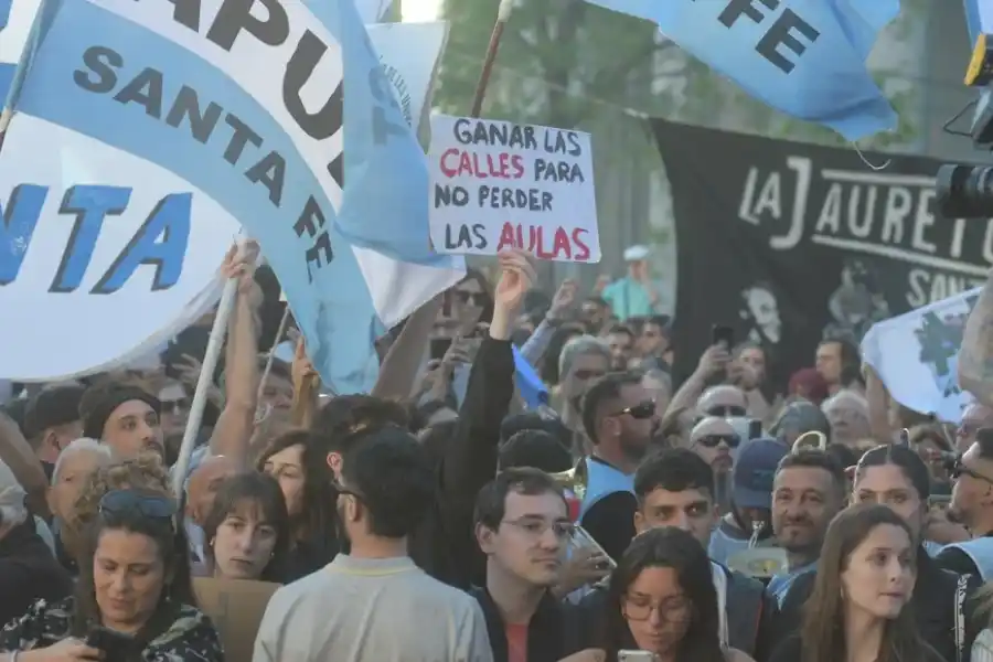 El reclamo de los docentes y no docentes de las casas de altos estudios es uno de los planteos de fondo en el conflicto universitario, que fue expresado en la segunda Marcha Federal de la semana pasada. Foto: Manuel Fabatía.