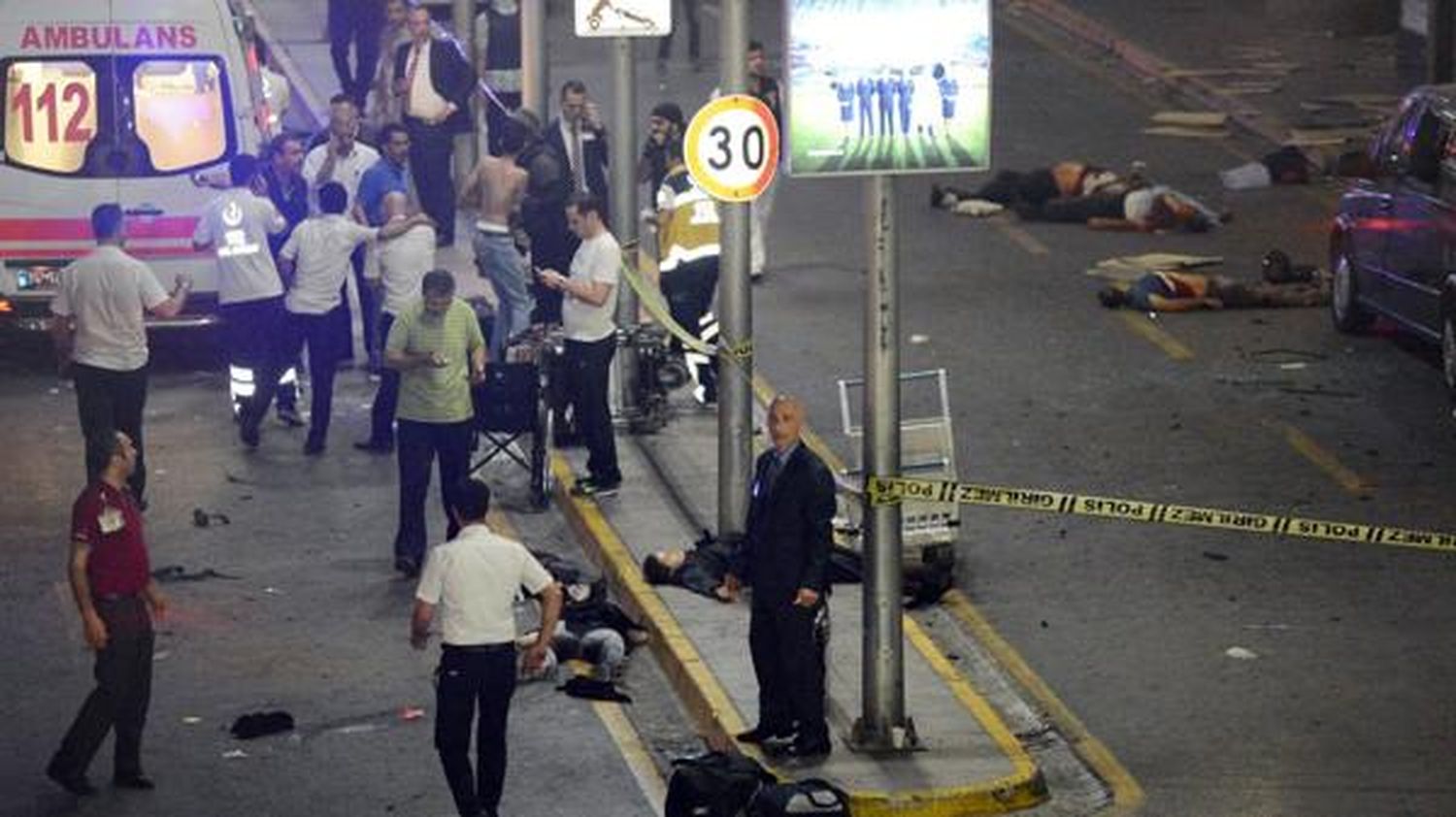Atentado en aeropuerto de Estambul: al menos 28 muertos