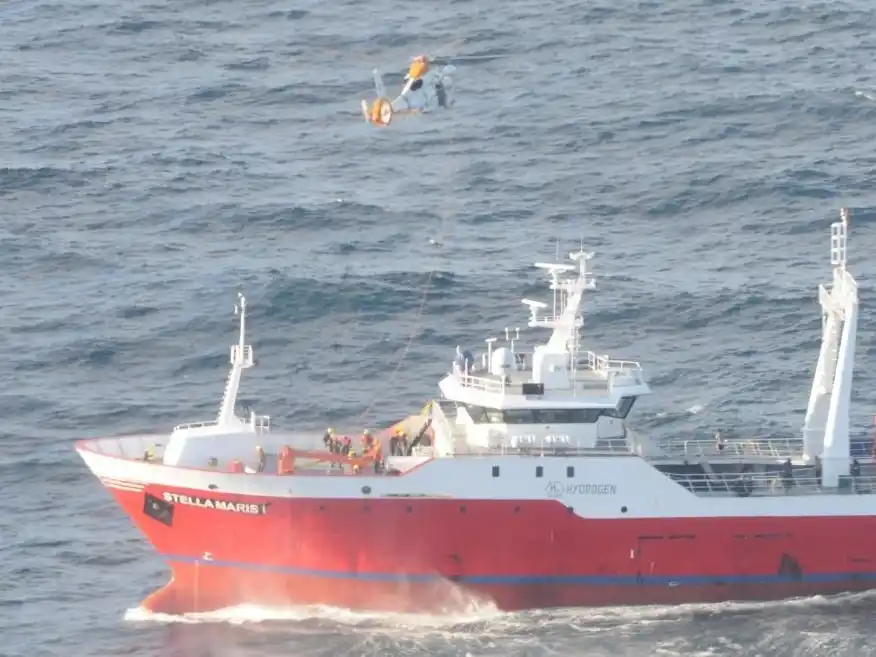 Durante el traslado aéreo, el paciente recibió atención médica constante. Al arribar al helipuerto local, una ambulancia lo trasladó de inmediato a un hospital para su internación.