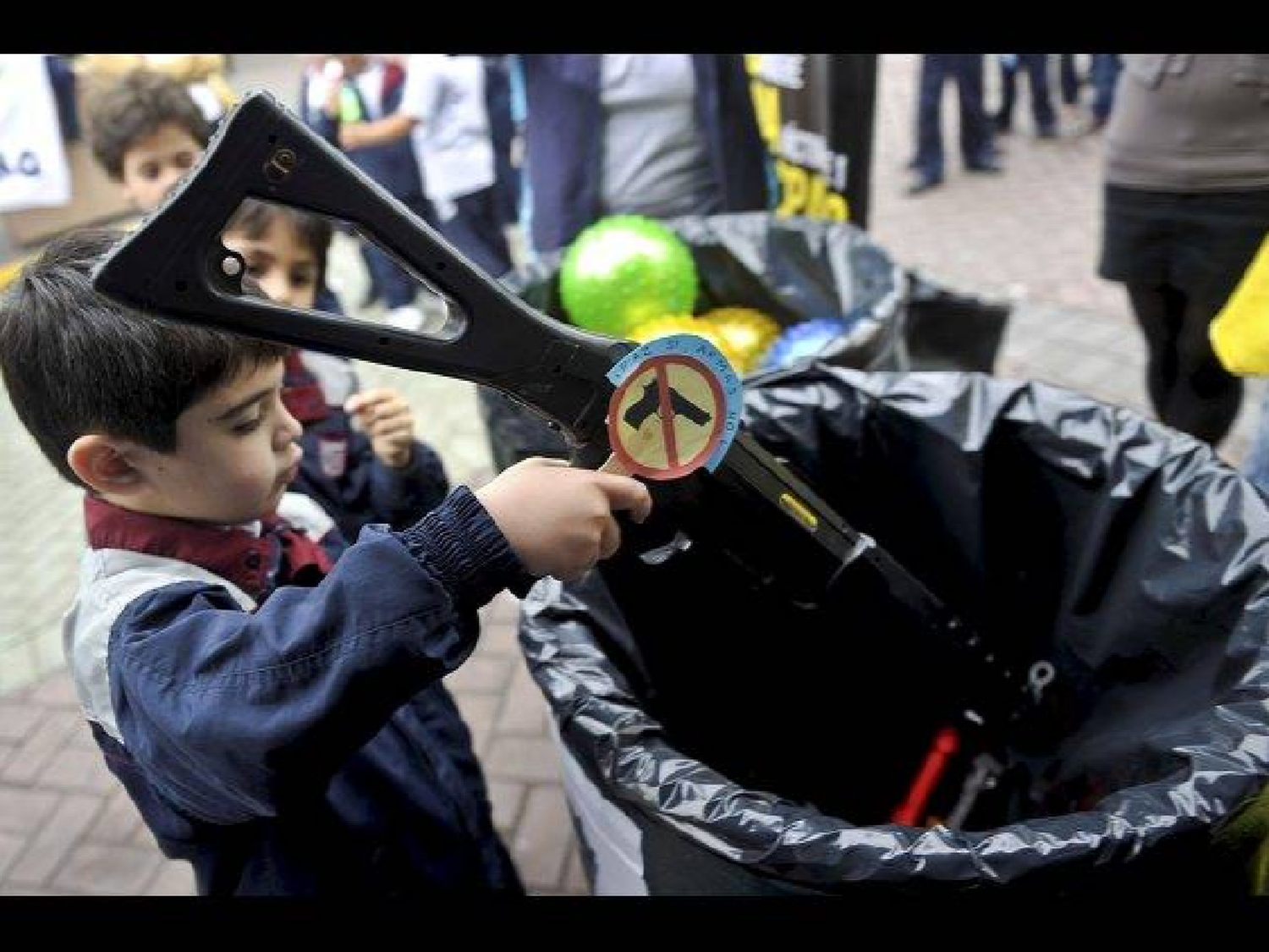 Lanzan la campaña “Un libro por un juguete violento”