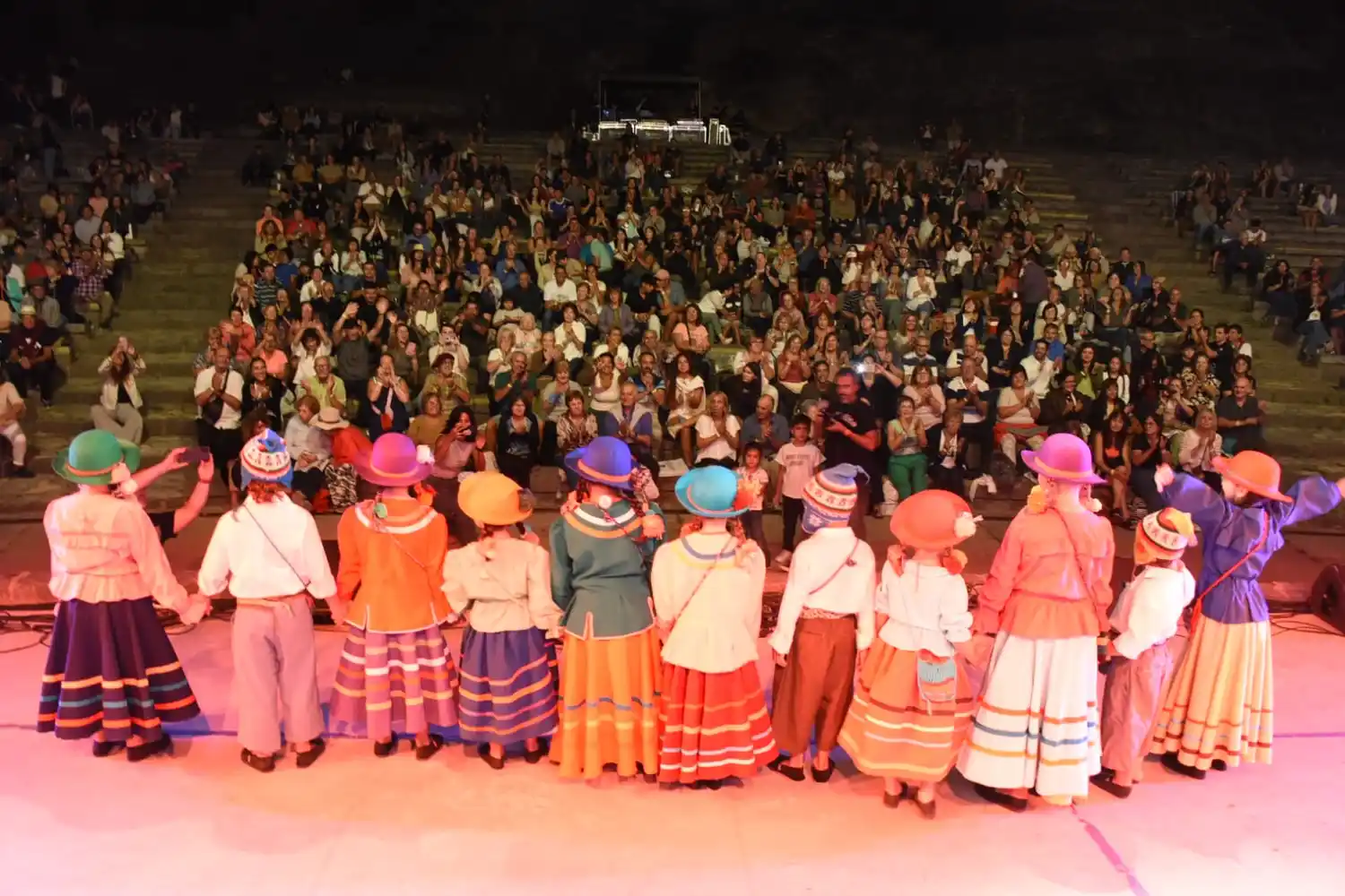 El marco de público en la primera noche del festival.