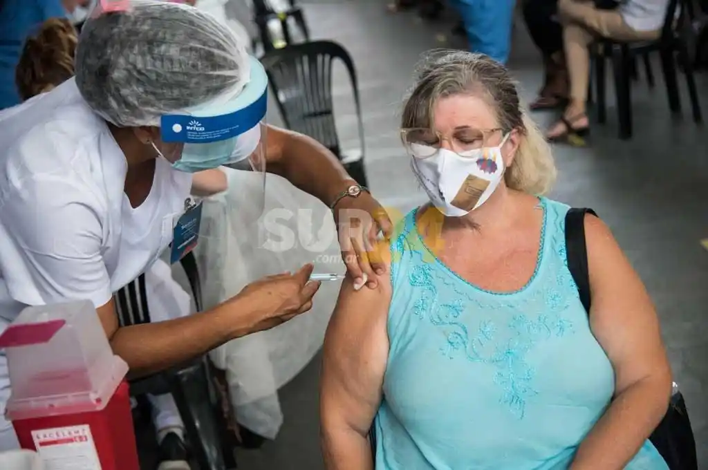 El gobierno provincial investigará si existieron casos de vacunación incompatibles con grupos esenciales