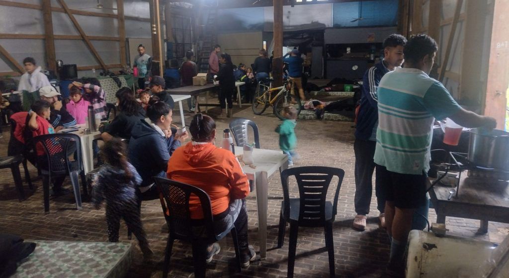 Las familias desalojadas se refugiaron en un galpón del ferrocarril. Foto: snrhoy.com.ar