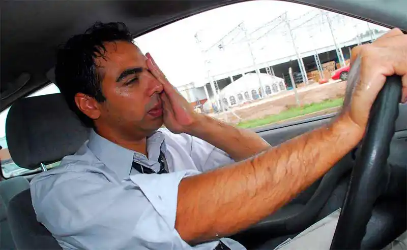 Manejar en verano, ¿cómo afecta el calor en la conducción?
