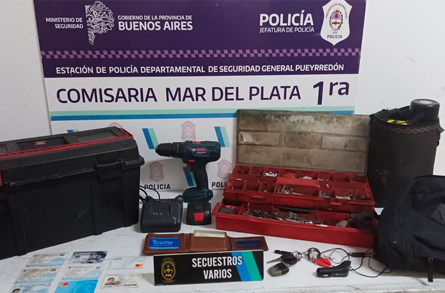 Lo atrapan robando elementos del interior de una camioneta