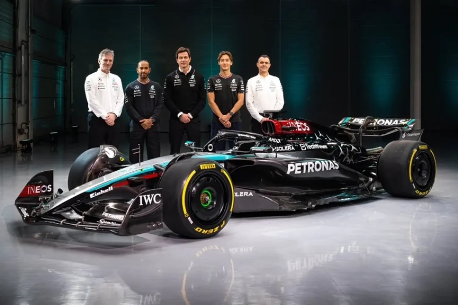 Mercedes mostrò el nuevo modelo W15 E PERFORMANCE