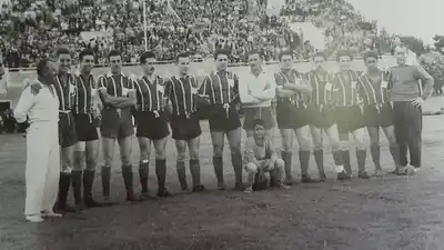 Ferro, campeón en 1958. Posan Sequeira (utilero), Domenez, Pedro Forgue, Inchausti, Pérez Vargas, Sarasola, Roberto Forgue, Díaz, Casero, Scandroli, Ekeroth, Barrientos y Terni (DT).