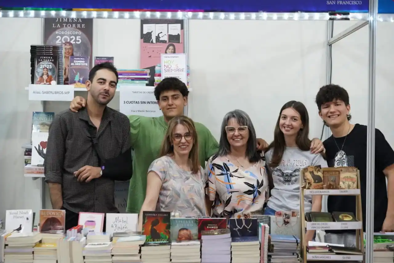 El equipo de Saber Libros en la feria que se realiza en el Superdomo
