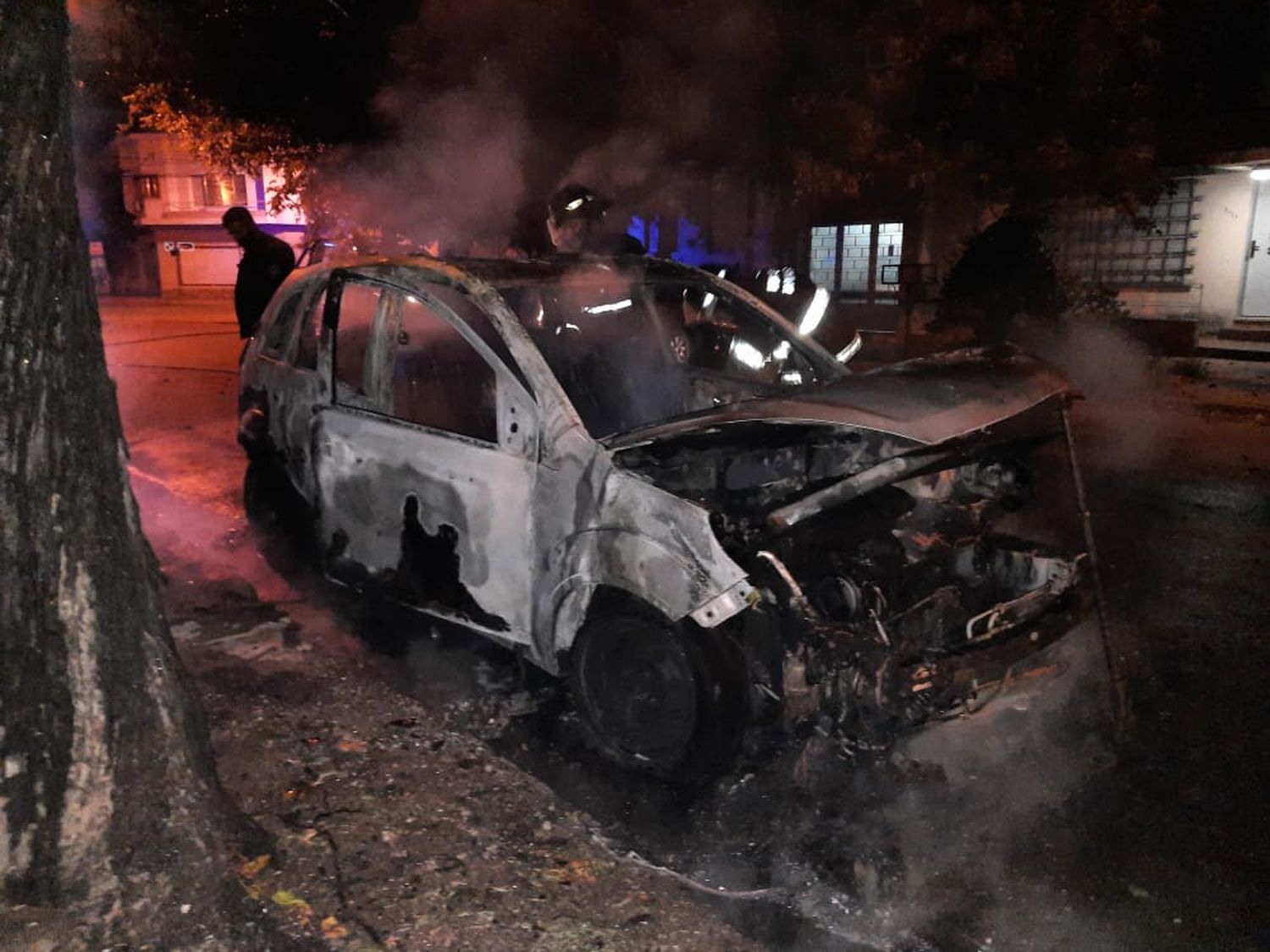 Incendiaron un auto en el sur de la ciudad