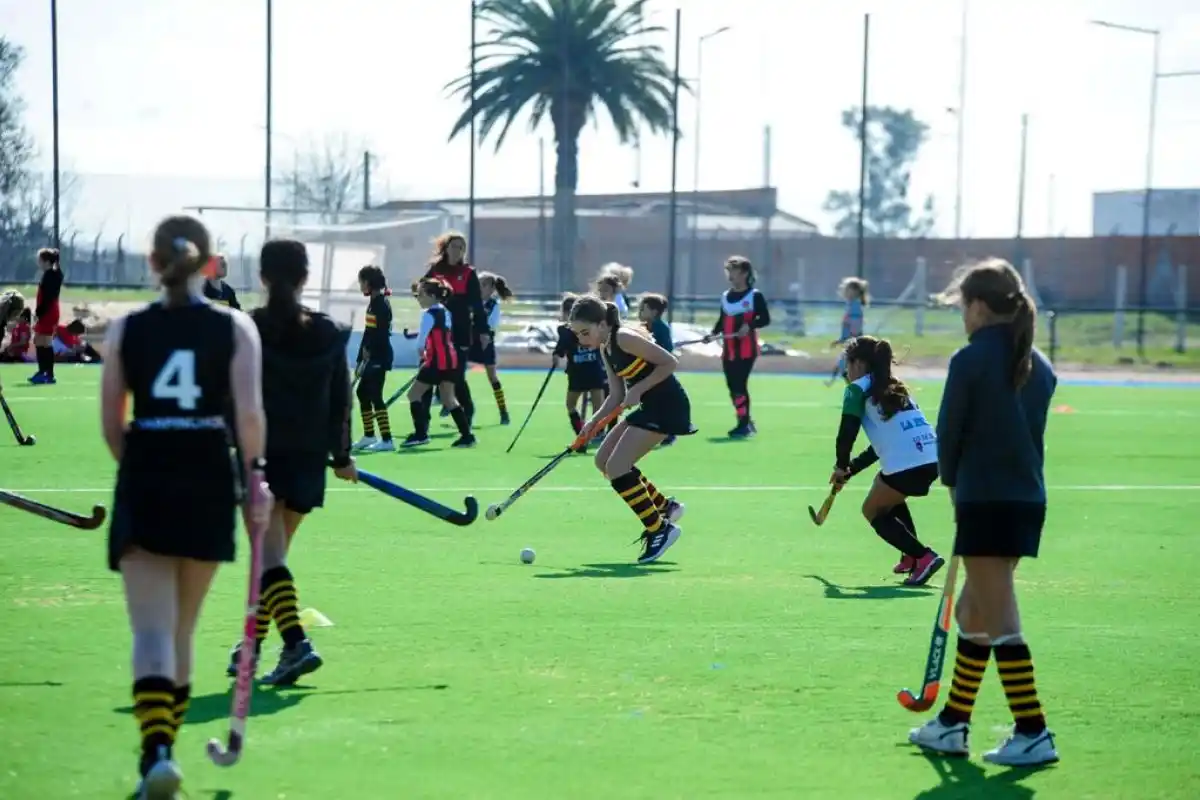 Los equipos probaron la primera cancha sintética de Hockey sobre Césped de la ciudad