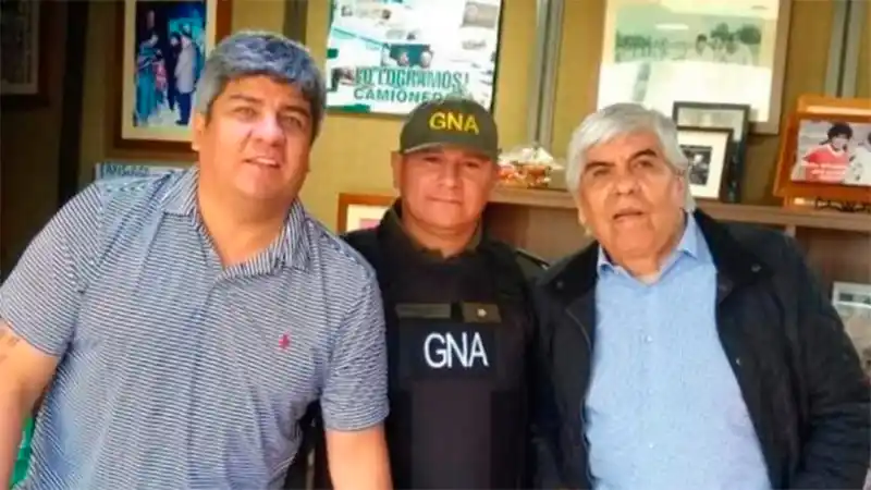Gendarme fue pasado a disponibilidad por sacarse foto con Hugo y Pablo Moyano