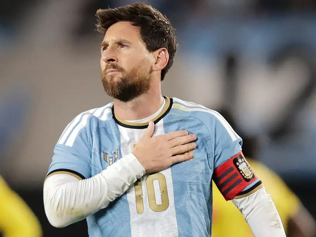 Lionel Messi con la camiseta de la Selección Argentina, luciendo la cinta de capitán y llevando la mano al pecho en un gesto emotivo durante su despedida del equipo nacional. El astro rosarino cierra así un ciclo histórico con la albiceleste.