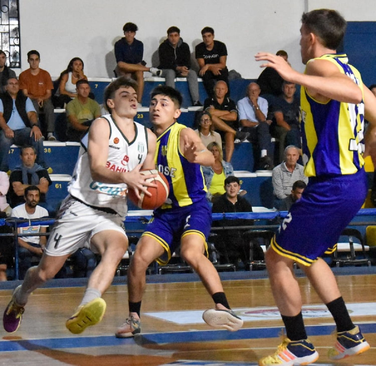 Racing busca su primer triunfo en la temporada recibiendo a Centro Bancario