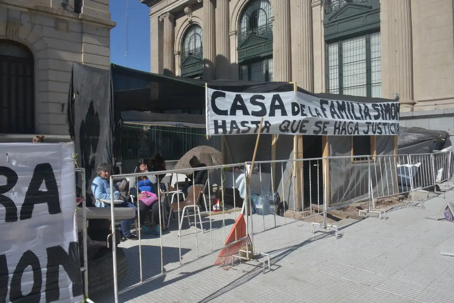El Municipio consideró que el acampe es una "provocación" pero la familia Simón resistirá en el lugar