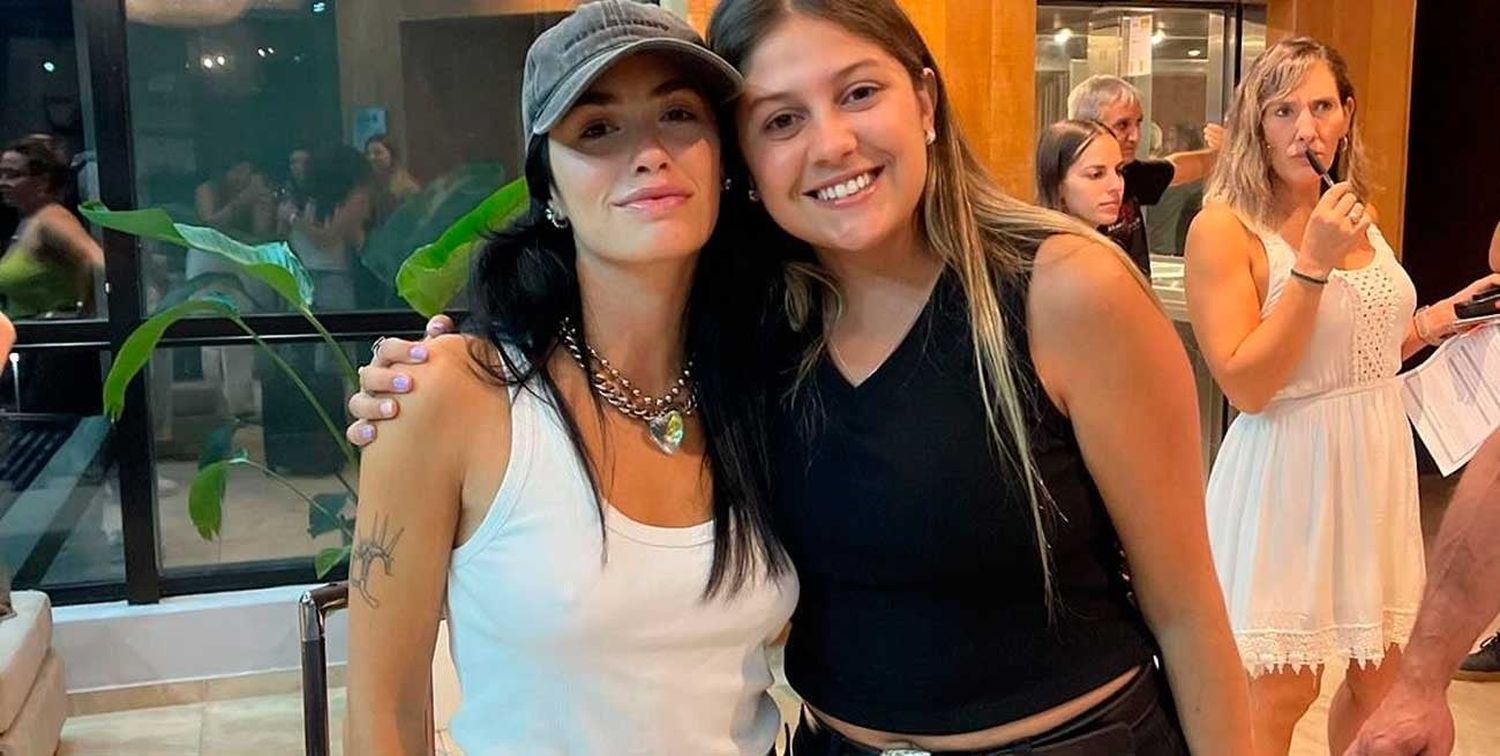 La ansiada foto con la cantante, una fanática logró su cometido y se sacó una instantánea con Lali.