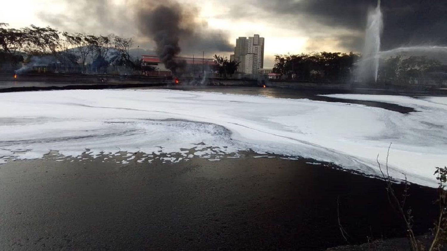 DICEN HABERLO CONTROLADO: Así se vivió el incendio de PDVSA en Puerto La Cruz (+videos)