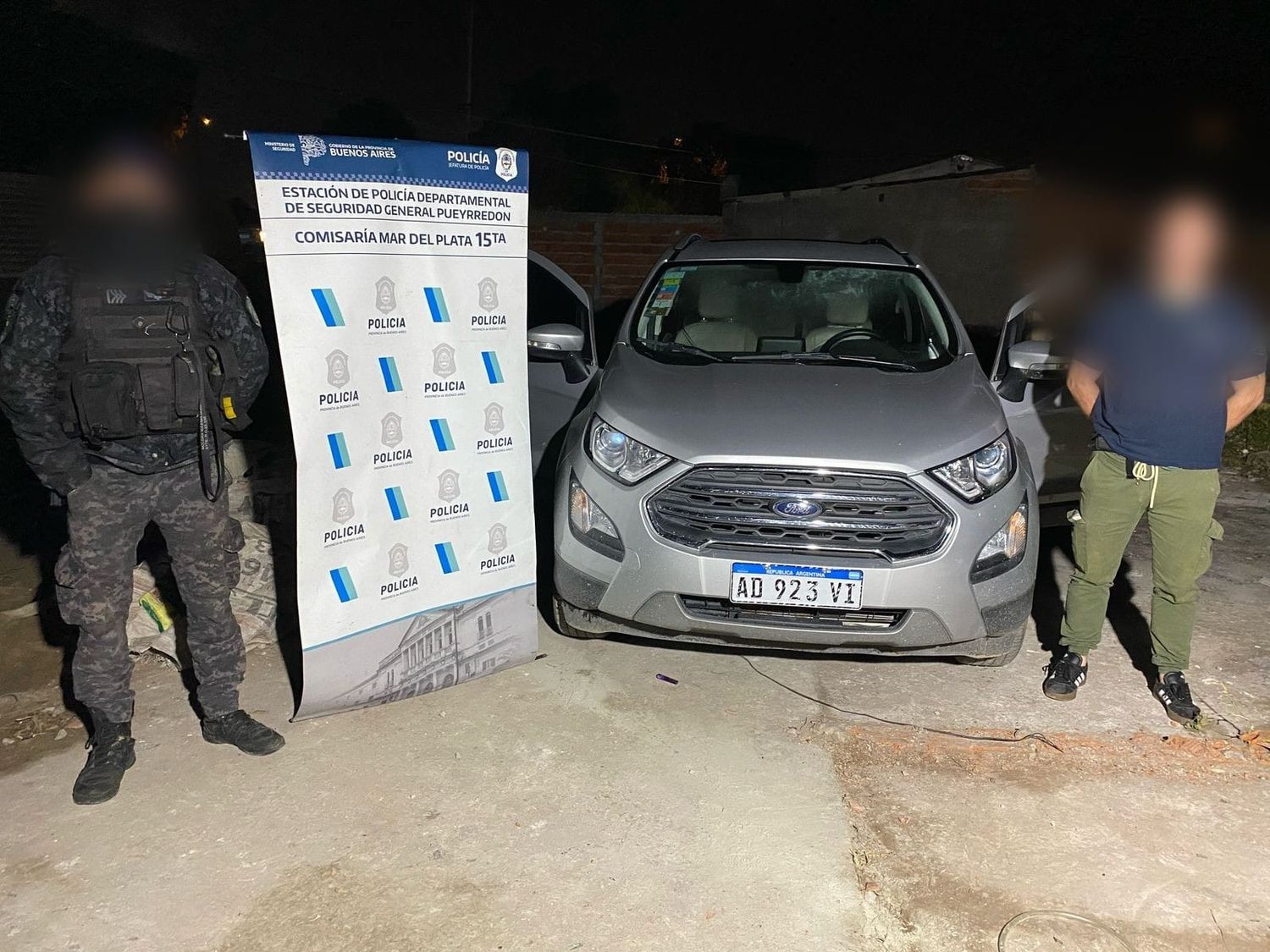 La camioneta Ford Ecosport poseía un dominio falso y un pedido de secuestro por robo.