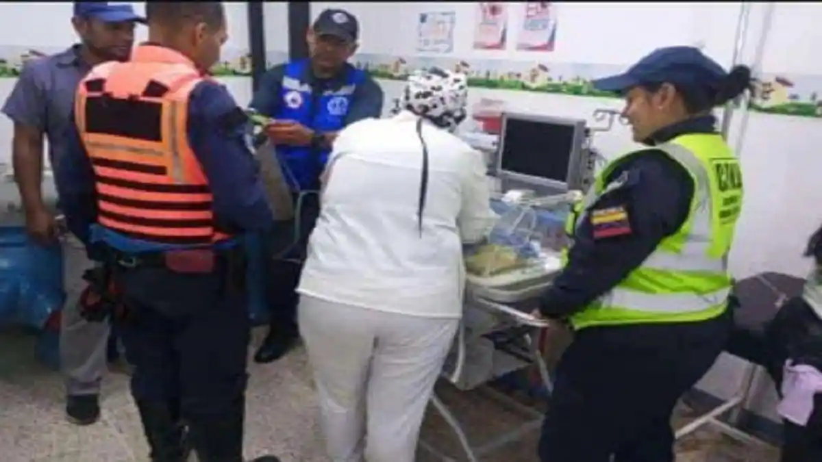 PNB RESCATA a bebé recién nacida de un basurero en Caracas