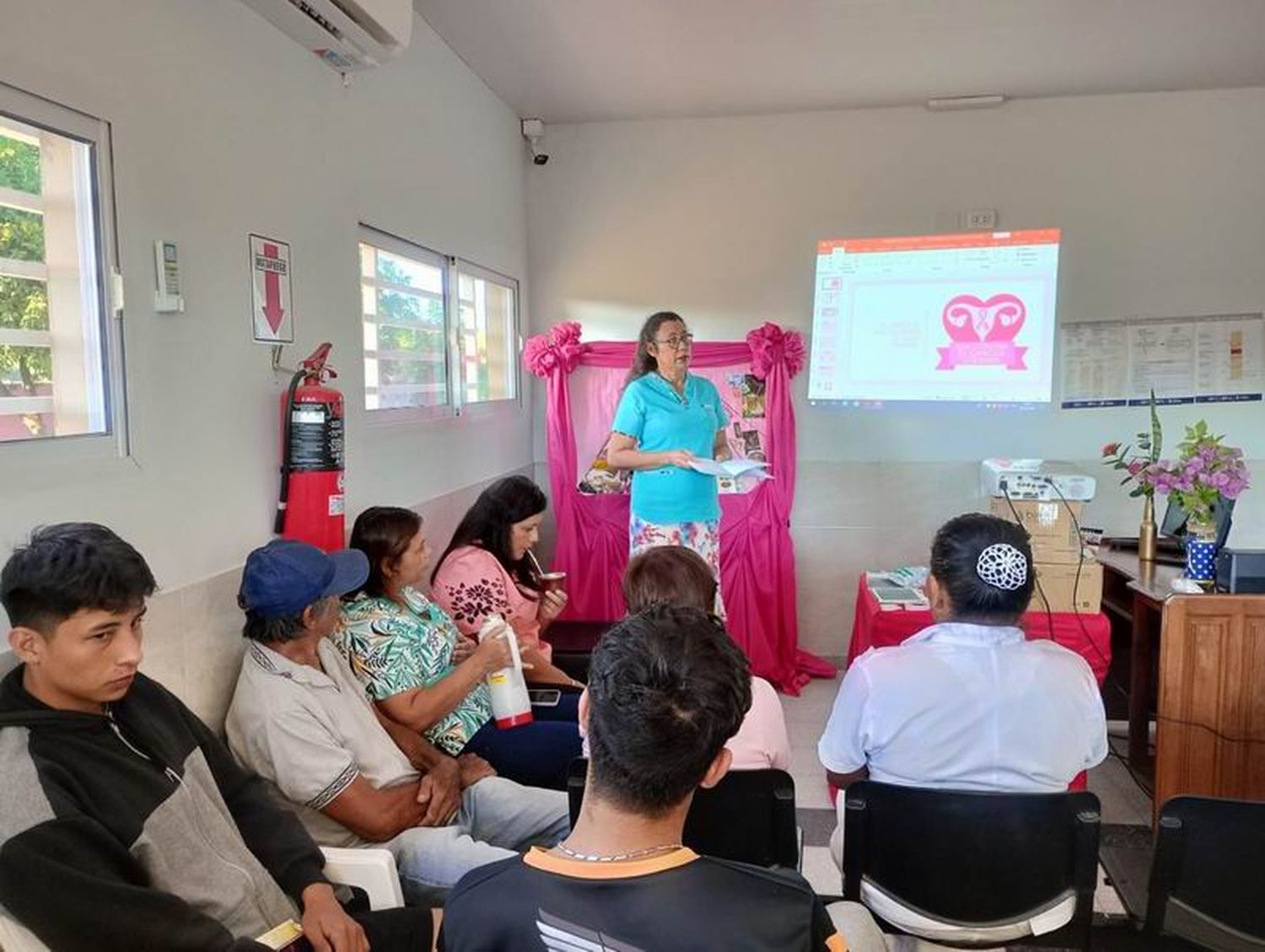 Charla de prevención del cáncer de cuello
uterino en el centro de salud de Pastoril