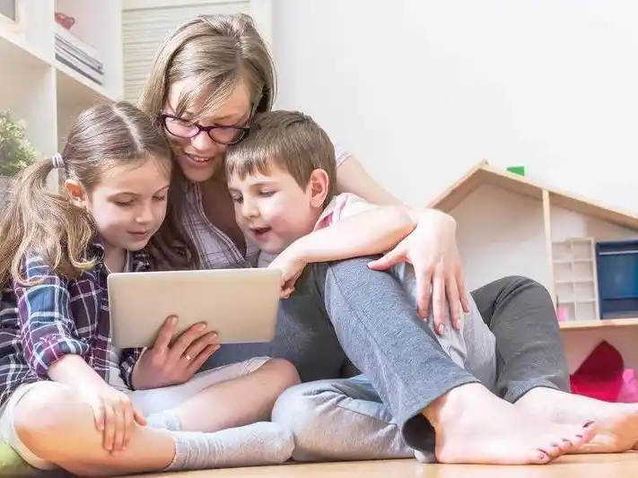 Vacaciones y pantallas: acompañar a niños
y niñas con límites, cuidado y presencia