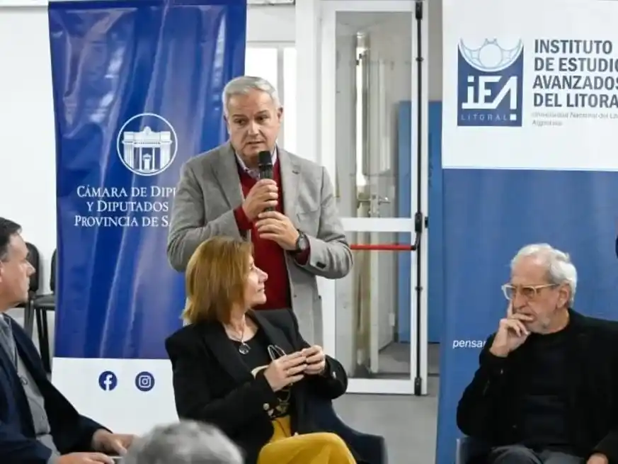 Farías, Sozzo y algunos de los expositores en la sede de IEA.