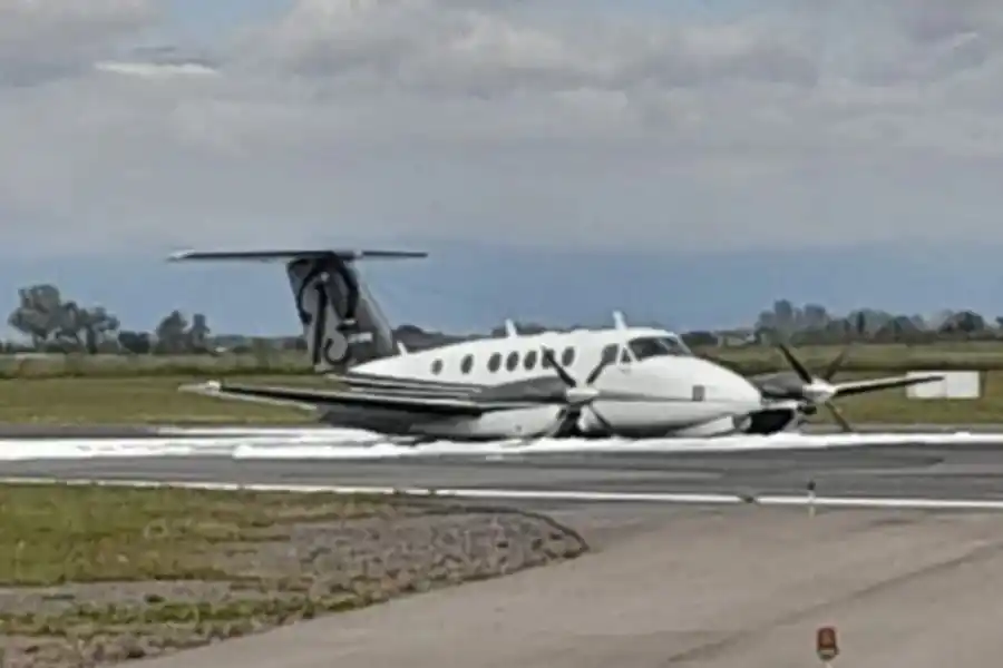 Tensión en aeropuerto de Salta: un avión aterrizó de emergencia sin poder bajar las ruedas