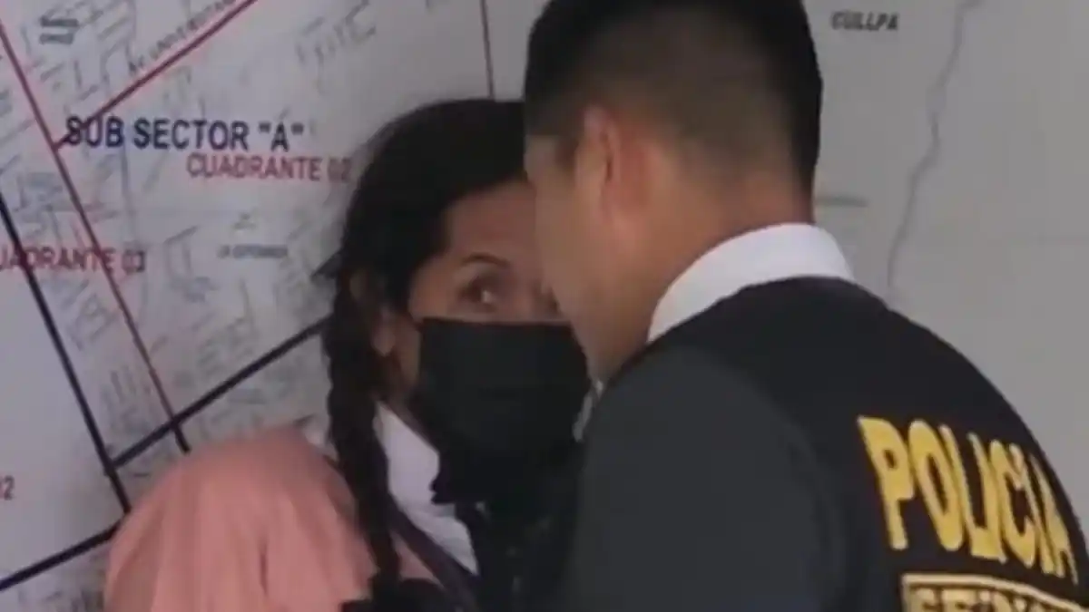 ¡LE DIERON UNA TUNDA! Depravado disfrazado de niña se metía en el baño de un colegio a grabarlas (VIDEO)