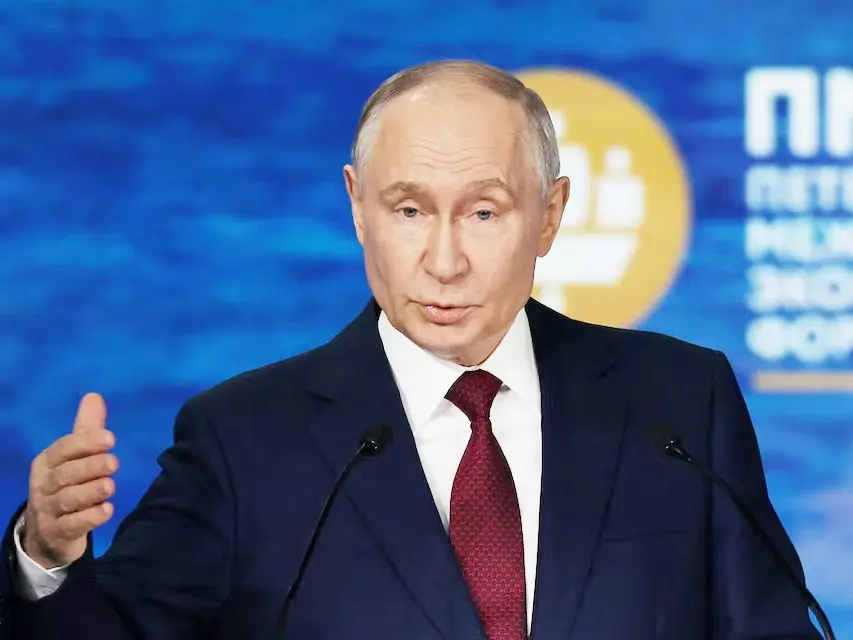 En el foro más importante de Rusia, Putin admitió el retroceso de la economía y ensayó una tibia defensa