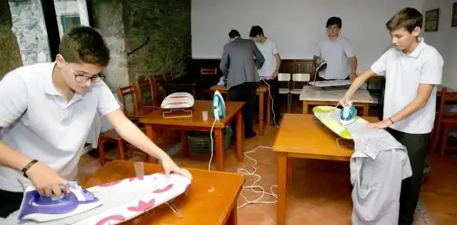 “Home Skills”: una escuela enseña a los alumnos varones a cocinar, limpiar y planchar