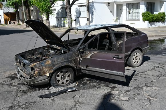 Se incendió un auto en la esquina de Libertad y Rivadavia sin dejar heridos
