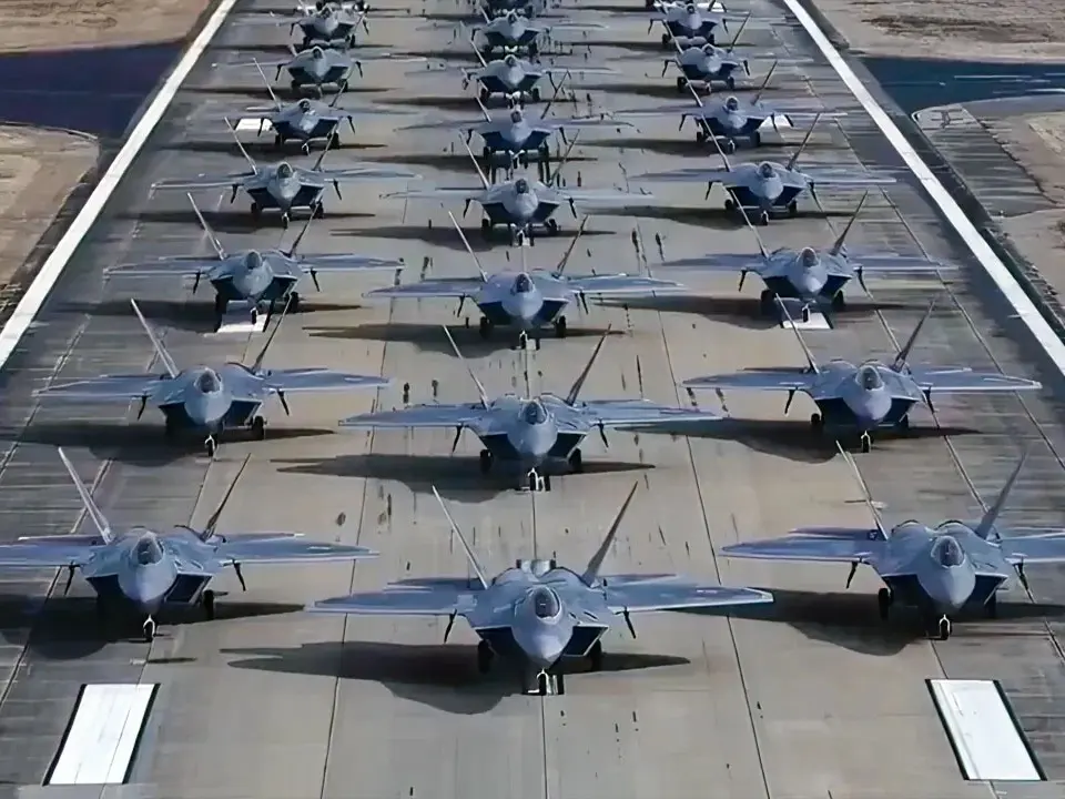 Una docena de cazas estadounidenses F-22 aterrizan en Israel en medio de tensiones regionales